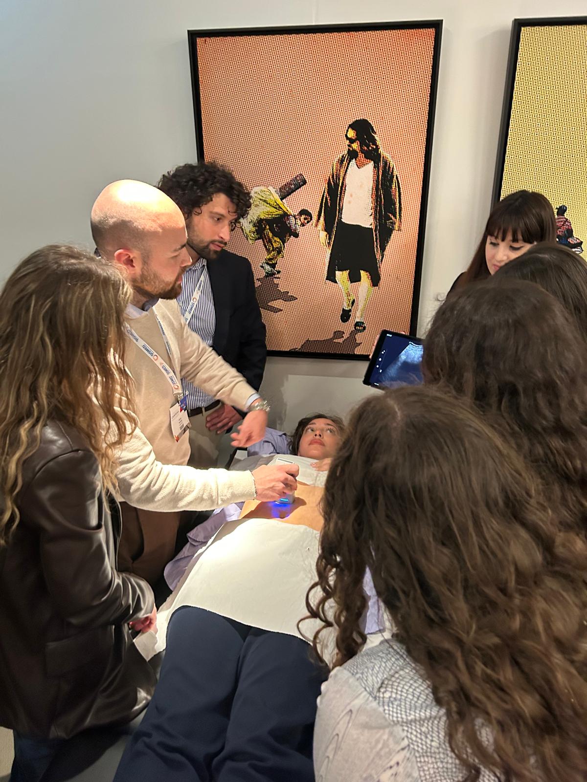 Gruppo di partecipanti attorno all'ecografo a un'edizione FINEST