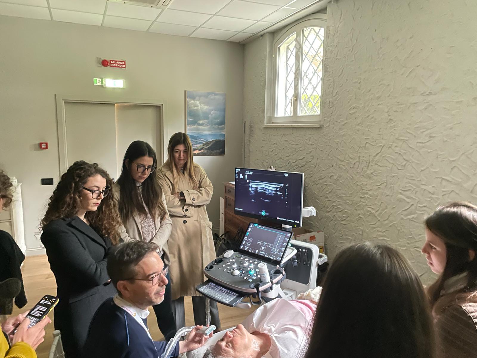 Sessione pratica di ecografia bedside a un'edizione FINEST